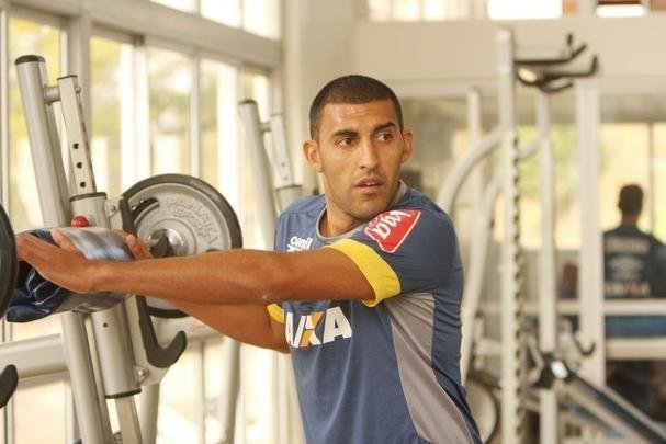 Ramn bila realiza atividades na sala de musculao da Toca da Raposa II