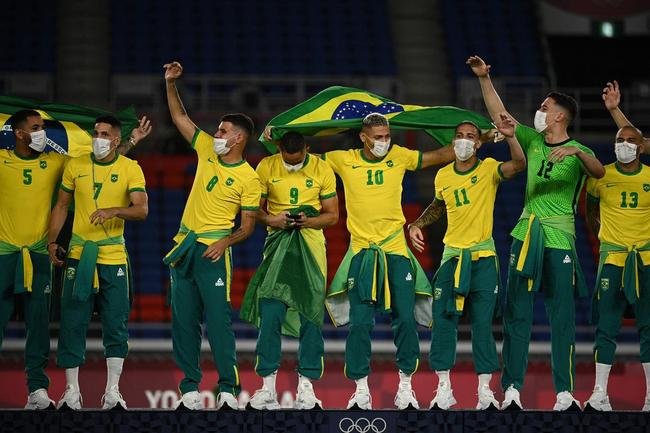 Jogadores da Sele��o Brasileira recebem a medalha de ouro pela conquista ol�mpica no futebol