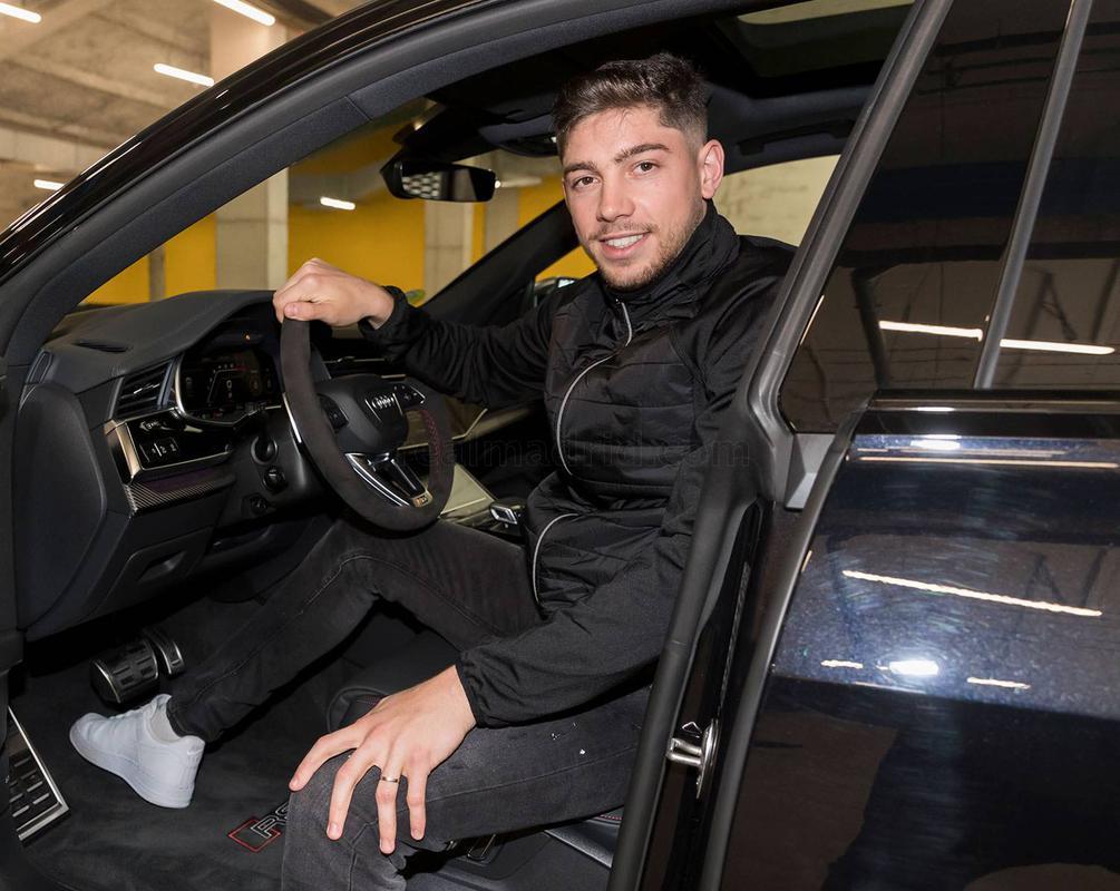 Jogadores do Real Madrid receberam, nesta segunda-feira, carros de presente de uma montadora alem; veja as mquinas!