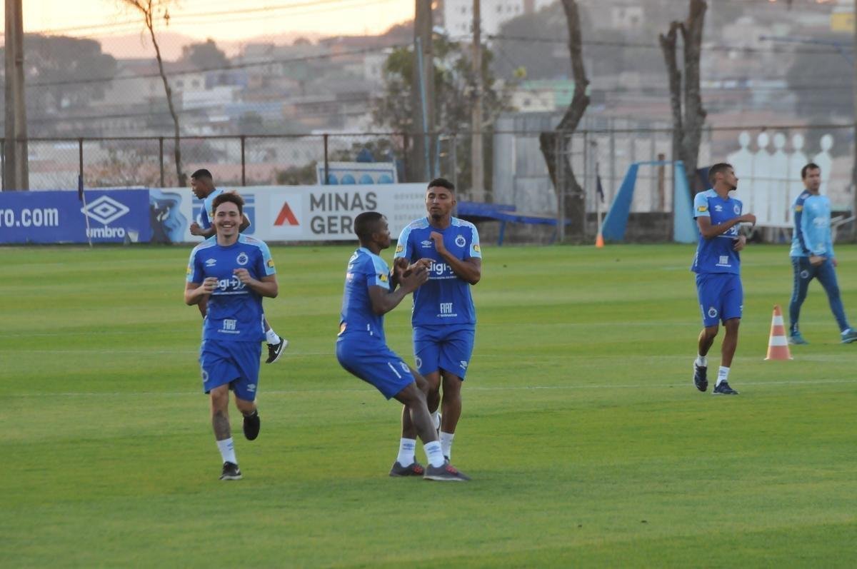 Cruzeiro iniciou sua intertemporada nesta segunda-feira na Toca da Raposa II. Tcnico Mano Menezes contou com elenco completo. Grupo agora comea preparao para decises com Atltico na Copa do Brasil, River Plate na Copa Libertadores e 29 rodadas restantes do Campeonato Brasileiro