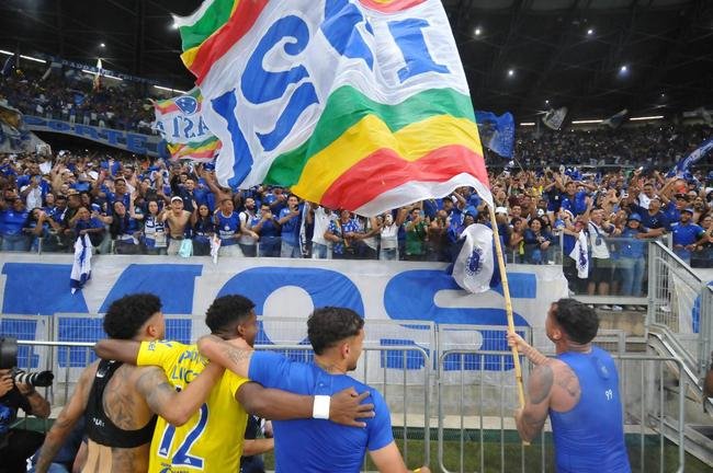 Fotos da grande festa da torcida e do time do Cruzeiro aps a vitria sobre o Operrio, por 1 a 0, que aproximou o time celeste do acesso  Srie A