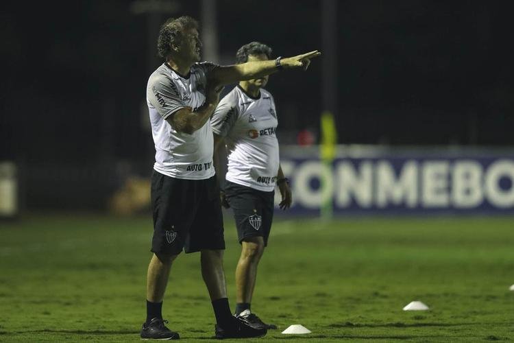 Tcnico Cuca comandou atividade do Atltico no CT da Conmebol no Paraguai 