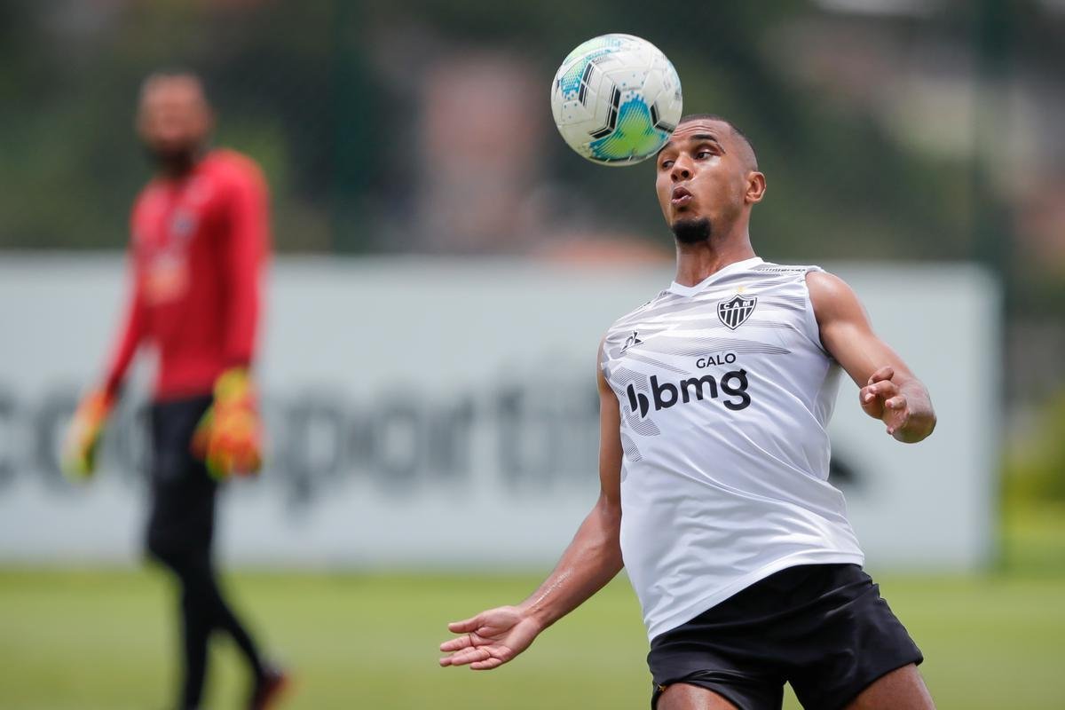 Aps polmica balada, Dylan e Marrony participam normalmente do treino na Cidade do Galo