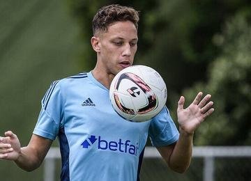 Volante de 19 anos tem recebido oportunidades como titular nos primeiros jogos da Raposa no Campeonato Mineiro; jovem foi bastante elogiado por Pezzolano