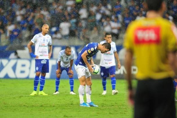 No segundo tempo, Cruzeiro no conseguiu a reao, levou bola na trave e ainda perdeu um pnalti com o meia Thiago Neves. Torcida se revoltou e atirou sinalizadores em campo