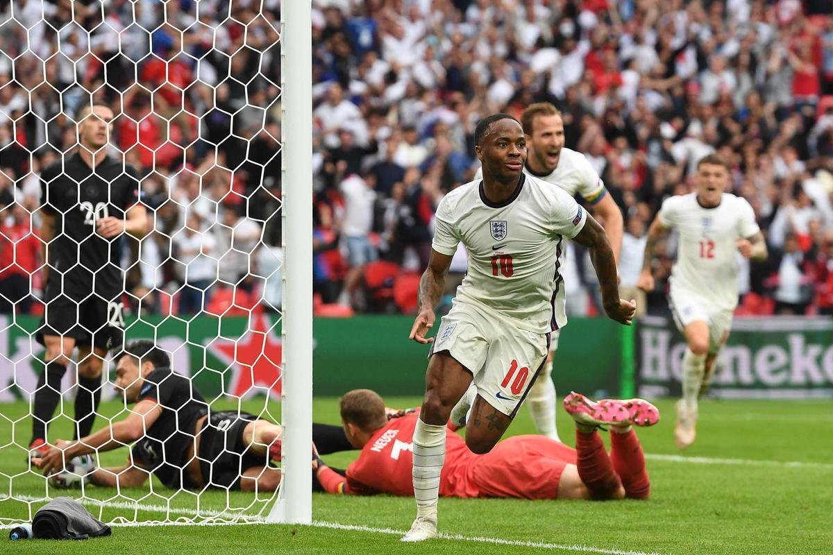 Fotos do gol de Sterling, da Inglaterra, sobre a Alemanha, em Wembley. Ingleses venceram por 2 a 0 e avanaram s quartas de final da Eurocopa