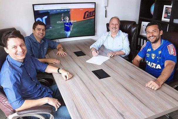 Fred (2018): o centroavante de 34 anos assinou contrato de trs anos com o Cruzeiro. Ele voltar a defender o clube depois de mais de 12 anos. No perodo em que esteve na Toca II, marcou 56 gols em 71 partidas. Para contrat-lo, a direo celeste admite pagar ao Atltico R$ 10 milhes referentes a uma clusula condicionada pela cpula alvinegra no momento da resciso contratual com o jogador. Com 365 gols em 664 jogos, Fred foi artilheiro por todas as equipes que passou: Amrica (34 G/57 J), Cruzeiro (56 G/71 J), Lyon-FRA (43 G/125 J), Fluminense (172 G/288 J), Atltico (42 G/83 J) e Seleo Brasileira (18 G/40 J).