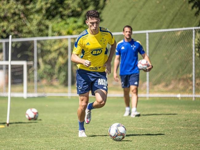 Cruzeiro estreou camisa de treino amarela durante atividade neste domingo (28/03). Uniforme da comisso tcnica  na cor azul.