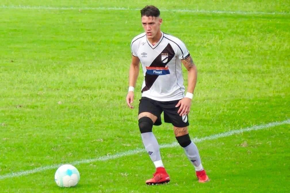 17 - Bryan Bentaberry: o zagueiro, que tambm pode atuar na lateral, tem 21 anos. Cria da base do Danubio, retorna ao clube aps ter sido emprestado ao Villa Espaola.