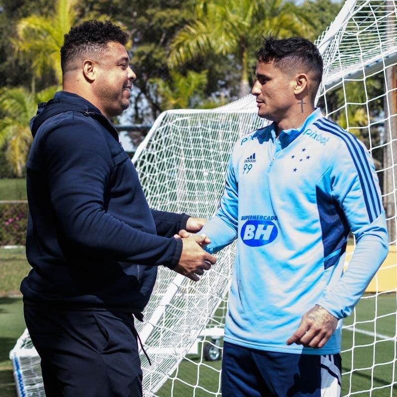 Em Belo Horizonte, Ronaldo acompanhou treino do Cruzeiro na manh desta quarta-feira (15) e conversou com jogadores na Toca da Raposa II