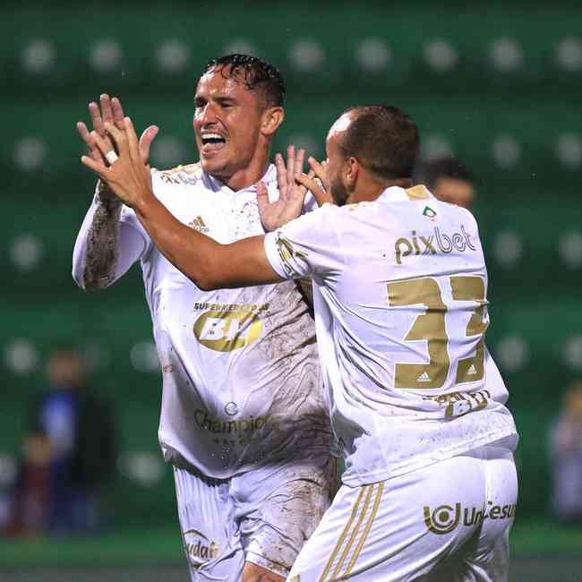 Três vitórias em quatro jogos e liderança do campeonato. Cruzeiro recebe  elogios até do técnico adversário