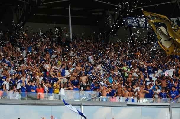 Imagens da torcida do Cruzeiro no clssico contra o Atltico, no Mineiro