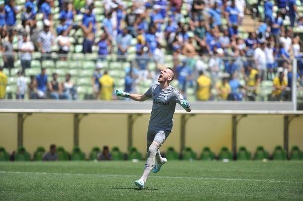 Na reta final do jogo, Grmio ampliou para 4 a 1 e jogadores como Thiago Neves e Edilson foram muito vaiados, assim como o vice-presidente de futebol Itair Machado