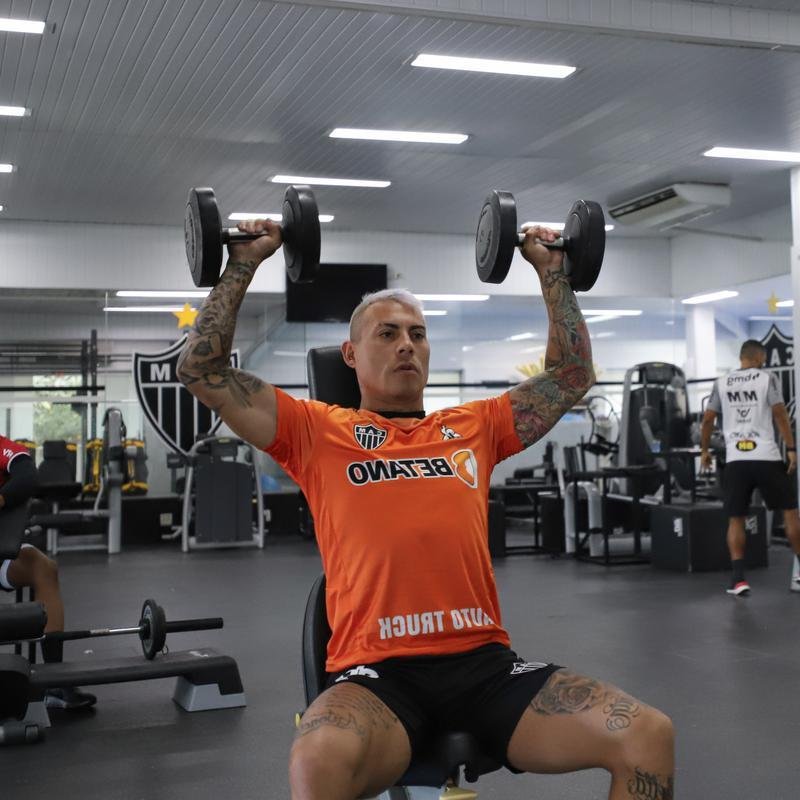 Nesta tera-feira (18), o Atltico realizou o segundo dia de trabalhos na pr-temporada 2022. Novamente com trabalhos fsicos, os atletas fizeram atividades na academia e tambm de corrida nos campos da Cidade do Galo, em Vespasiano. Ausncia, o atacante Jefferson Savarino busca solucionar burocracias para retornar da Venezuela e se juntar ao grupo alvinegro.