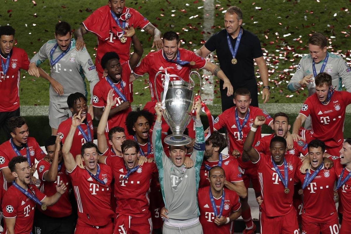 Bayern conquistou o hexa da Liga dos Campeões da Europa ao vencer o PSG por 1 a 0, neste domingo, no Estádio da Luz, em Lisboa. Coman marcou o gol do título alemão. Capitão Neuer ergue a taça junto aos seus companheiros.