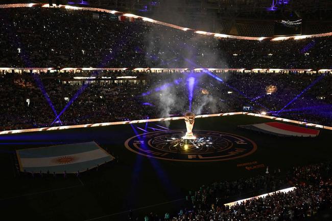 Entrada de Argentina e Frana no campo do Estdio Icnico de Lusail para a final da Copa do Mundo foi um espetculo  parte. Veja fotos do show de fogos, de luzes e da execuo dos hinos nacionais dos dois pases