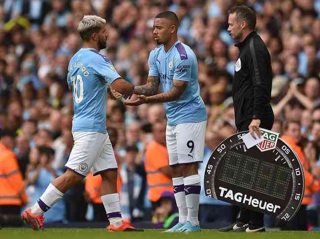 Ap s substitui o em jogo do City Sergio Ag ero se irrita e