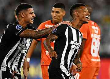 Botafogo fez 4 a 0 no César Vallejo, comandado pelo ex-centroavante uruguaio Loco Abreu, e assumiu a vice-liderança do Grupo A da Sul-Americana