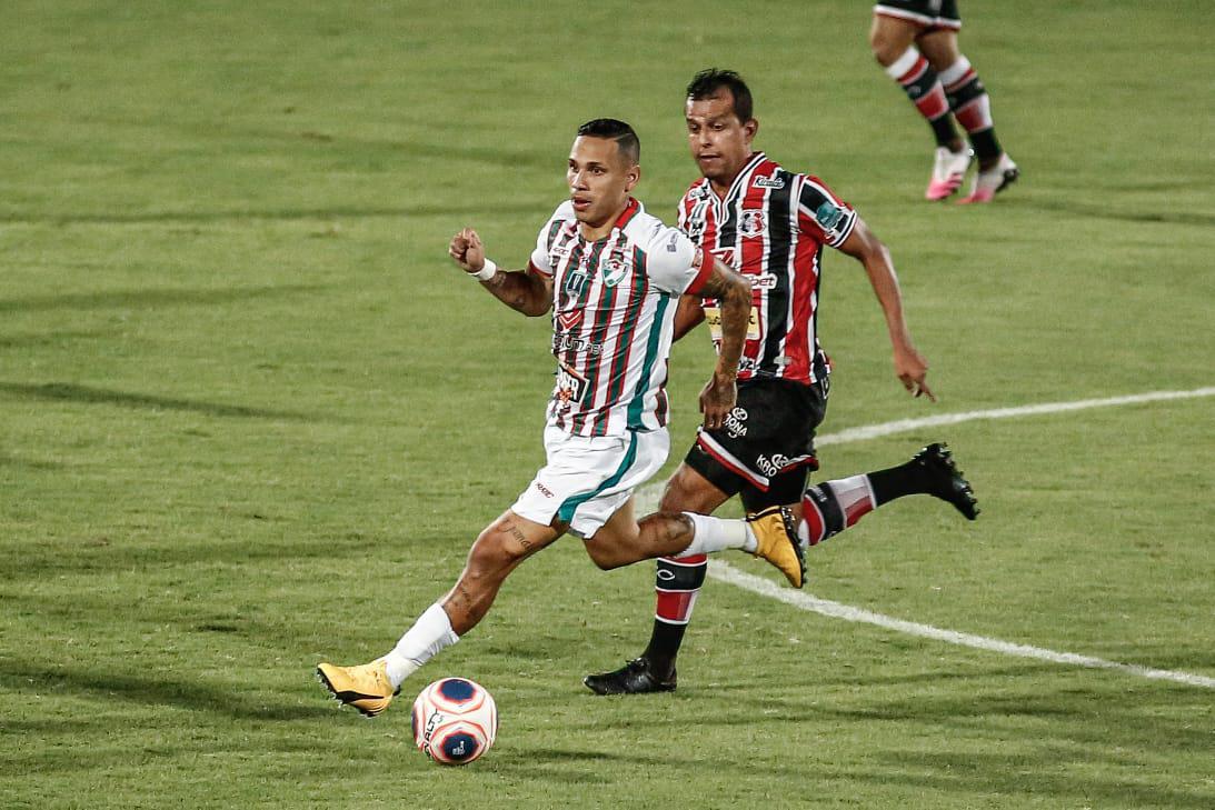 Primeiro tempo de jogo foi pegado, com chances para as duas equipes. O Salgueiro começou se lançando mais para o ataque, mas foram do Santa Cruz as melhores oportunidades. O time coral até balançou as redes, mas a arbitragem assinalou impedimento.