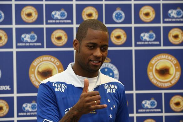 Apresentao do zagueiro Ded ao Cruzeiro. Jogador participou de ao de marketing, foi a supermercado e divulgou programa scio do futebol, que d desconto na compra de produtos