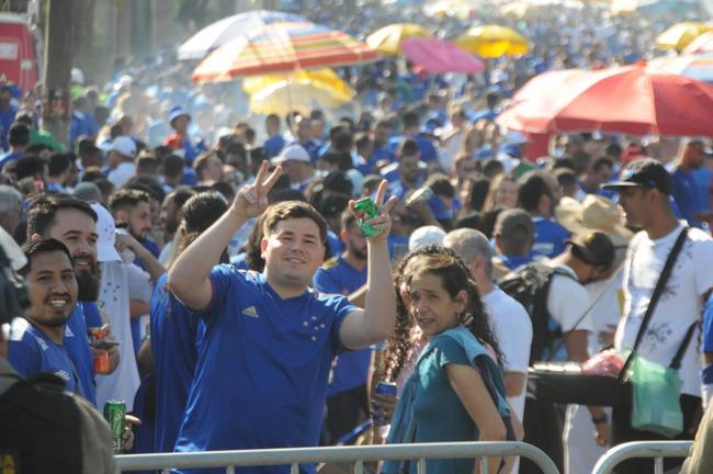 Chegada da torcida do Cruzeiro ao Mineiro para o jogo contra a Ponte Preta pela 13 rodada da Srie B do Campeonato Brasileiro. Estdio voltou a receber grande pblico