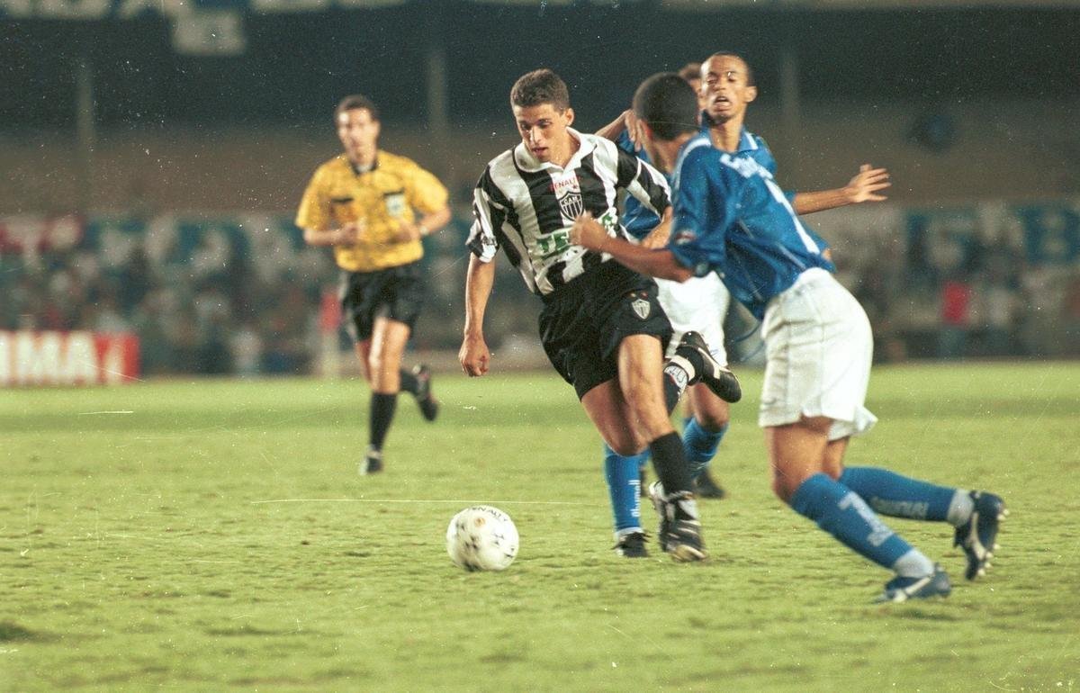 1998 - O ltimo jogo do Atltico antes da pausa para a Copa do Mundo da Frana, na verdade, foi disputado quando o Mundial j havia comeado. Em 11 de junho - um dia depois de Brasil 2 x 1 Esccia e Marrocos 2 x 2 Noruega -, o time alvinegro empatava por 0 a 0 com o Cruzeiro, no Mineiro, e perdia o ttulo mineiro para o maior rival. No retorno do calendrio oficial, mais uma igualdade no Gigante da Pampulha: 2 a 2 contra o Cerro Cor-PAR, pela partida de ida da primeira fase da Copa Conmebol, em 15 de julho.