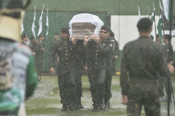 Emoção das famílias no velório dos heróis da Chapecoense
