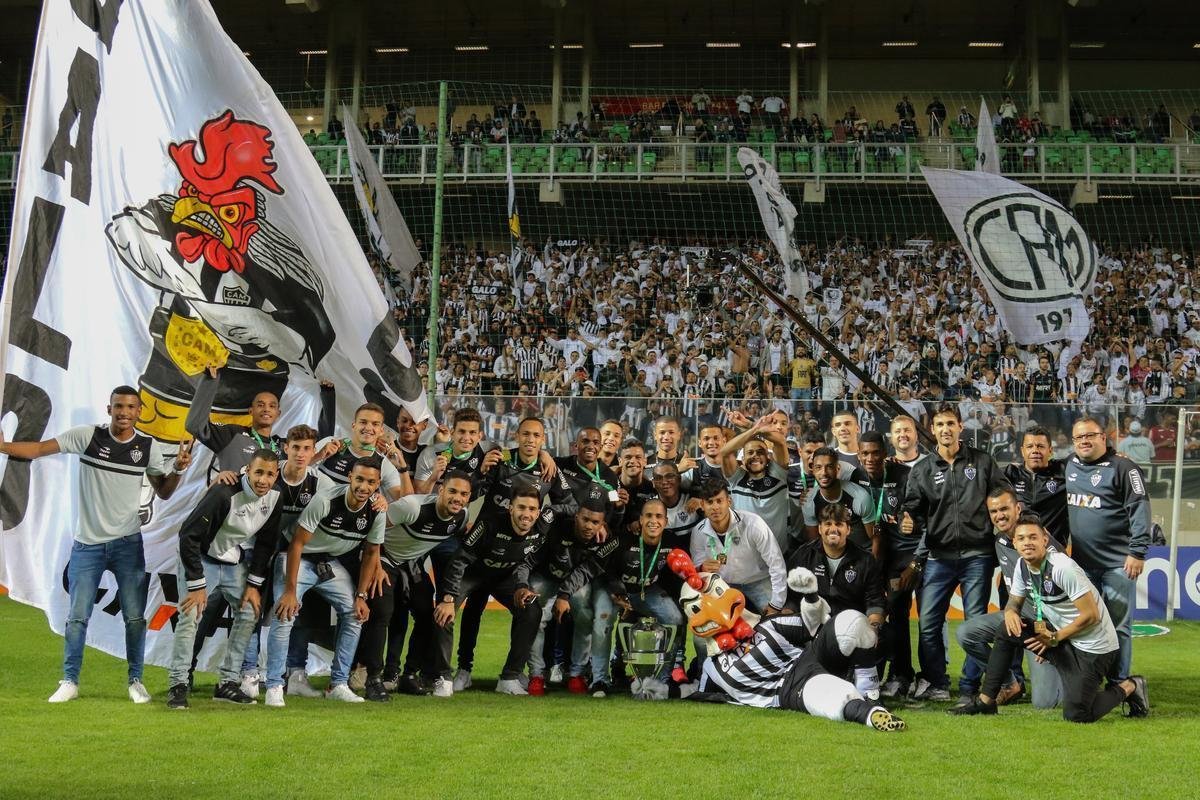 JUNHO: no dia 16, o time sub-20 ganhou a Copa do Brasil sobre o Flamengo, fora de casa. A festa seguiu dias depois no Independncia, como mostra a foto. Foi a principal conquista da base alvinegra na temporada. O ano de 2017 foi marcante para os garotos do Atltico. Alm do ttulo nacional, o clube ficou com a taa do Campeonato Mineiro em todas as categorias. A nica derrota foi para o Cruzeiro, na Supercopa sub-20, em novembro.