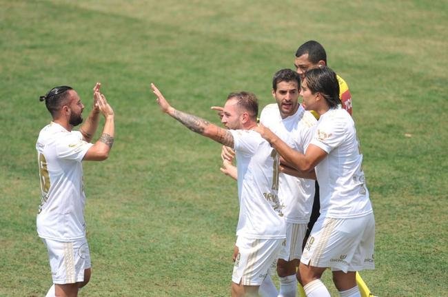 Cruzeiro e Ponte Preta se enfrentaram numa manh de forte calor em Sete Lagoas