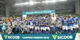 Entrega de medalhas e erguimento da taa: veja a festa do Cruzeiro com o bi do Mineiro