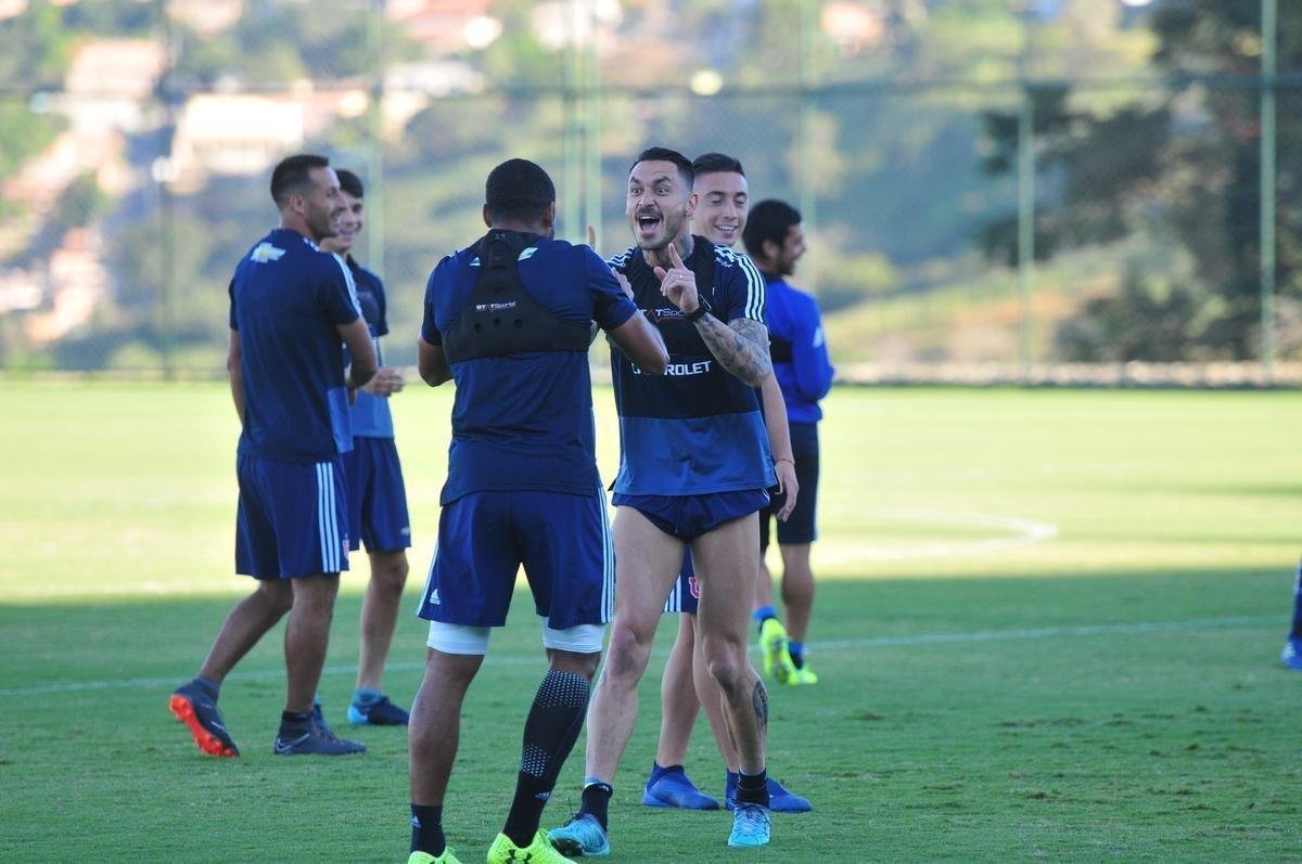 Elenco da Universidad de Chile treinou nesta tera-feira  tarde na Cidade do Galo, em Vespasiano. Time chileno se prepara para enfrentar o Cruzeiro na quinta, s 19h15, no Mineiro, pela Copa Libertadores. Tcnico Angel Guillermo Hoyos ter retornos do zagueiro Jara e do lateral-esquerdo Beausejour