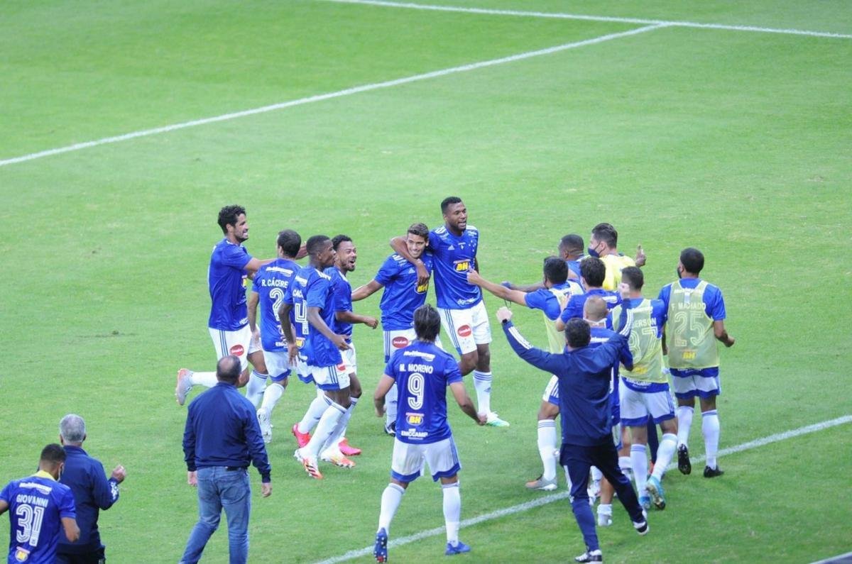 10- Arrancada inicial na Série B (agosto): o Cruzeiro começou bem a sua caminhada na segunda divisão ao ganhar os primeiros três jogos, contra Botafogo-SP (2 a 1, no Mineirão), Guarani (3 a 2, no Brinco de Ouro, em Campinas) e Figueirense (1 a 0, no Orlando Scarpelli, em Florianópolis). O excelente começo pegou até mesmo o técnico Enderson Moreira de surpresa. Ele havia estimado que a equipe brigaria contra o rebaixamento por pelo menos seis rodadas. De fato, a previsão do comandante se confirmou, pois o time não manteve a sequência positiva e caiu de rendimento na competição.