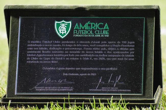 Amrica homenageou Ademir com placa e camisa alusivas  marca de 100 jogos pelo clube