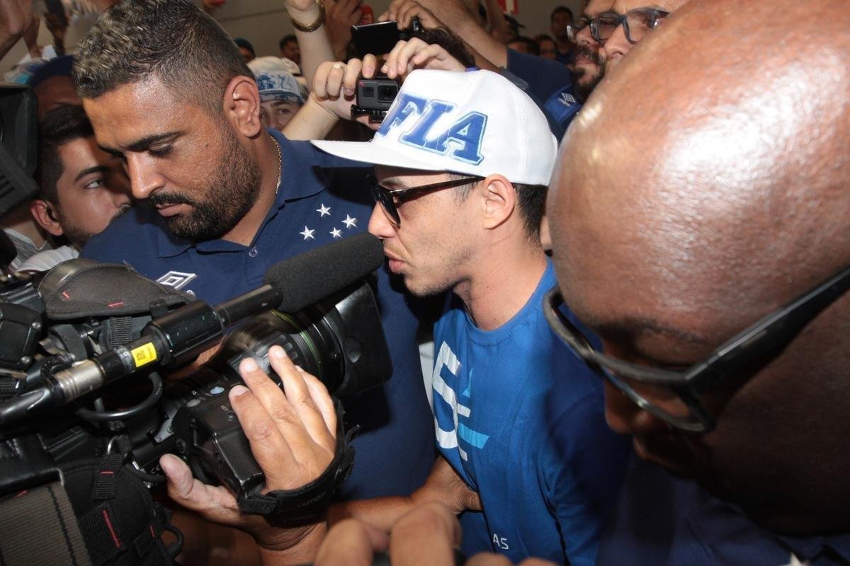 23/01/2019 - janeiro foi o ms de muitas contrataes no Cruzeiro. No dia 23, o clube oficializou o meia Rodriguinho, ex-Pyramids do Egito, e o lateral-esquerdo Dod, que pertencia  Sampdoria e havia jogado pelo Santos em 2018. Outros atletas chegaram  Toca, como o lateral-direito Orejuela, volante Jadson e do meia Marquinhos Gabriel.