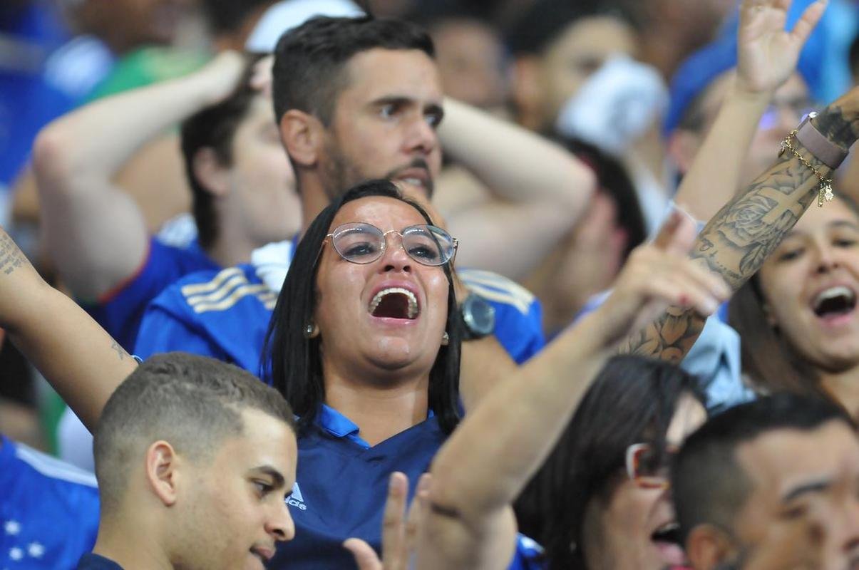 Fotos da grande festa da torcida e do time do Cruzeiro aps a vitria sobre o Operrio, por 1 a 0, que aproximou o time celeste do acesso  Srie A