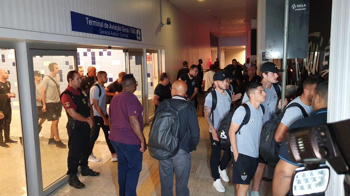 Jogadores do Atltico desembarcaram nesta quinta-feira, em Confins, na Grande Belo Horizonte, aps eliminao vexatria para Afogados-PE na Copa do Brasil. Demitidos, tcnico Rafael Dudamel, diretor de futebol Rui Costa e gerente de futebol Marques estavam junto com a delegao, mas no concederam entrevista.