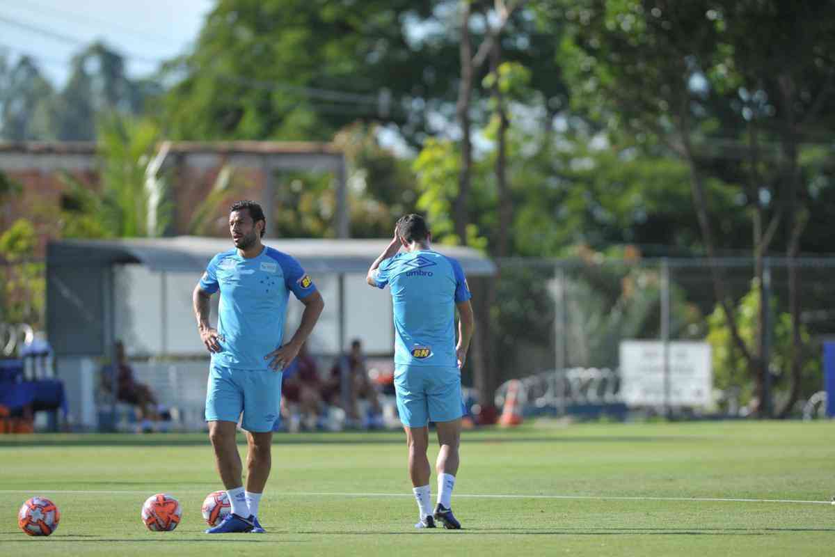 Thiago Neves deixou o campo mancando depois de sentir dores na panturrilha direita durante treino do Cruzeiro na Toca da Raposa 2 (Alexandre Guzanshe/EM D.A Press)