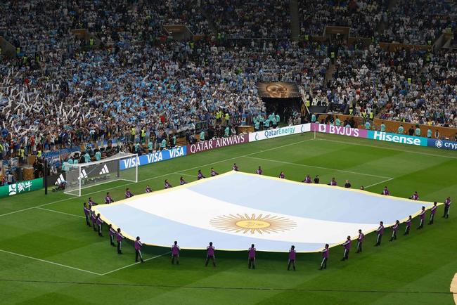 Entrada de Argentina e Frana no campo do Estdio Icnico de Lusail para a final da Copa do Mundo foi um espetculo  parte. Veja fotos do show de fogos, de luzes e da execuo dos hinos nacionais dos dois pases