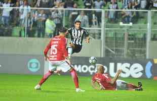 Em jogo com chuva de granizo e 'apago' no Horto, Galo  batido pelo Internacional por 1 a 0