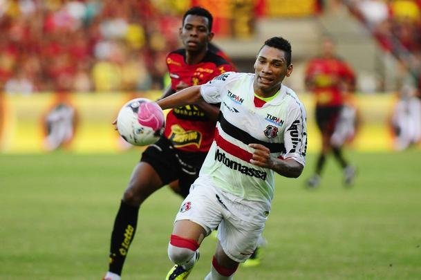 Outro modelo da Penalty para o Santa Cruz em 2012, ano do bicampeonato estadual