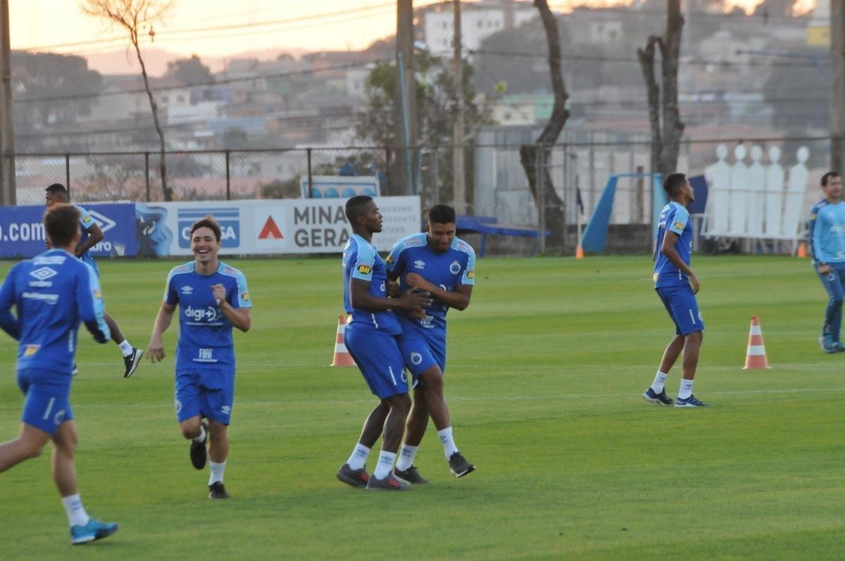 Cruzeiro iniciou sua intertemporada nesta segunda-feira na Toca da Raposa II. Tcnico Mano Menezes contou com elenco completo. Grupo agora comea preparao para decises com Atltico na Copa do Brasil, River Plate na Copa Libertadores e 29 rodadas restantes do Campeonato Brasileiro