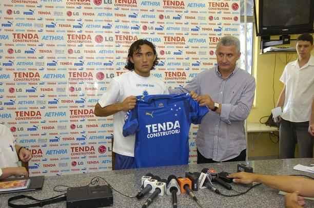 03/01/2008 - O novo jogador de futebol do Cruzeiro, Apodi, e apresentado pelo diretor Eduardo Maluf, na Toca da Raposa II, em Belo Horizonte