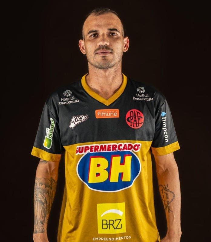 Nando, lateral-direito