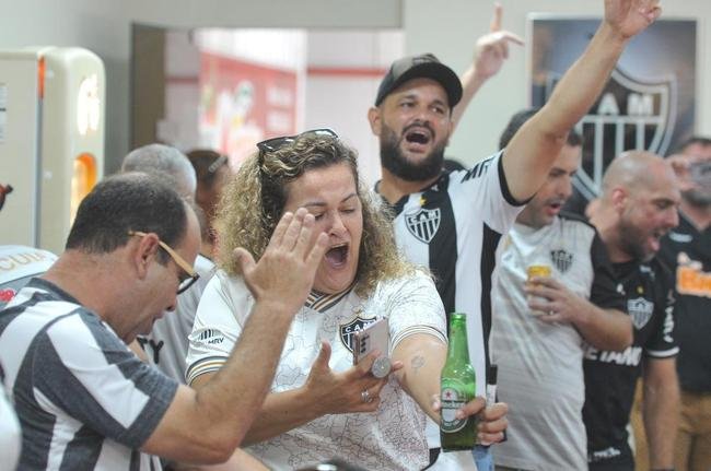 GaloCuia, nesse sbado (19), reuniu dezenas de atleticanos em 'concentrao' para a Supercopa do Brasil contra o Flamengo. As equipes se enfrentam no domingo, na Arena Pantanal, em busca do primeiro trofu da temporada 2022.