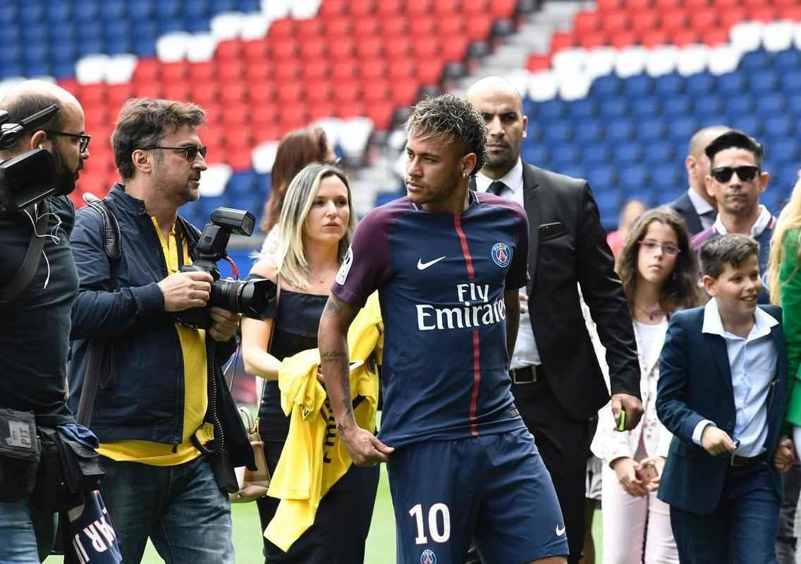 Imagens da apresentao de Neymar como grande reforo do Paris Saint-Germain