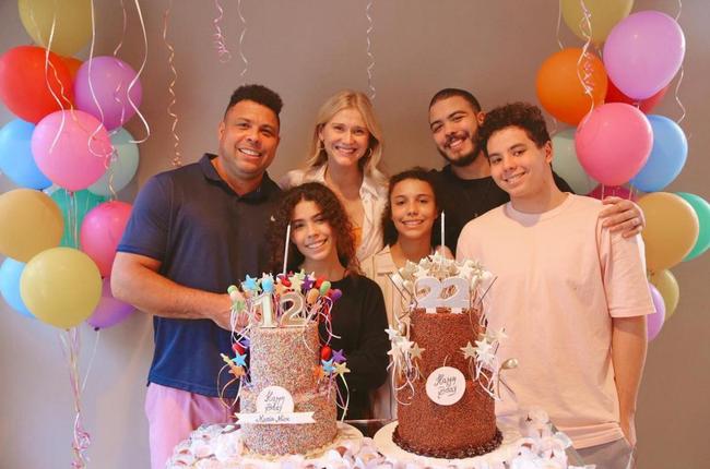 Celina Locks costuma publicar fotos de comemorações em família com os enteados