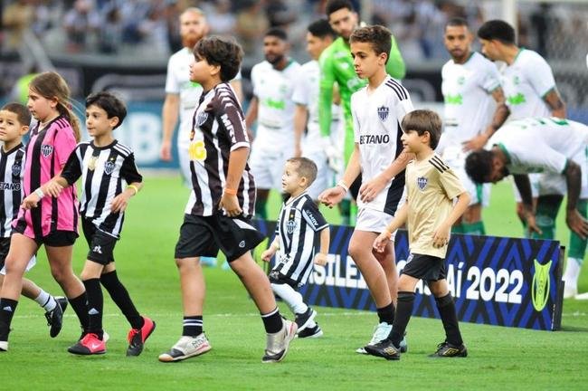 Mascotinhos do Atltico no jogo contra o Juventude, no Mineiro, pelo Campeonato Brasileiro de 2022