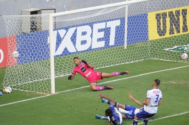 Cruzeiro goleou URT por 3 a 0 no Independncia com gols de Thiago, Machado e Edu em sua estreia no Mineiro. Ronaldo, dono da SAF, assistiu  partida no Horto. Duelo marcou estreia do tcnico uruguaio Paulo Pezzolano