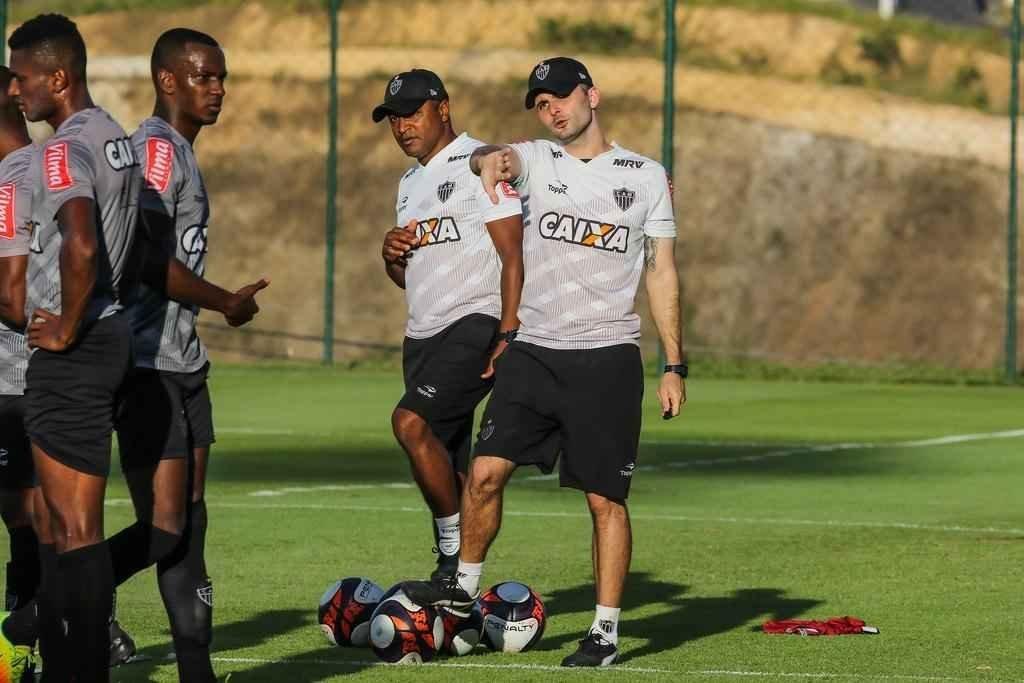 Fotos do treino do Galo com Victor e Luan em campo
