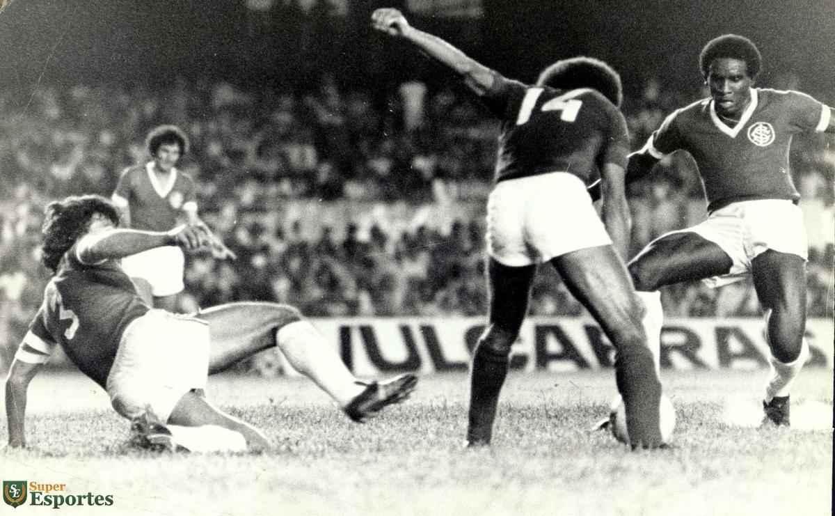 Cruzeiro derrotou Inter por 5 a 4 na estreia da Copa Libertadores de 1976. Palhinha, aos 3 e 10 minutos do 1T, Joozinho, aos 21 min do 1T e aos 18 min do 2T, e Nelinho, aos 40 min do 2T marcaram os gols celestes no triunfo